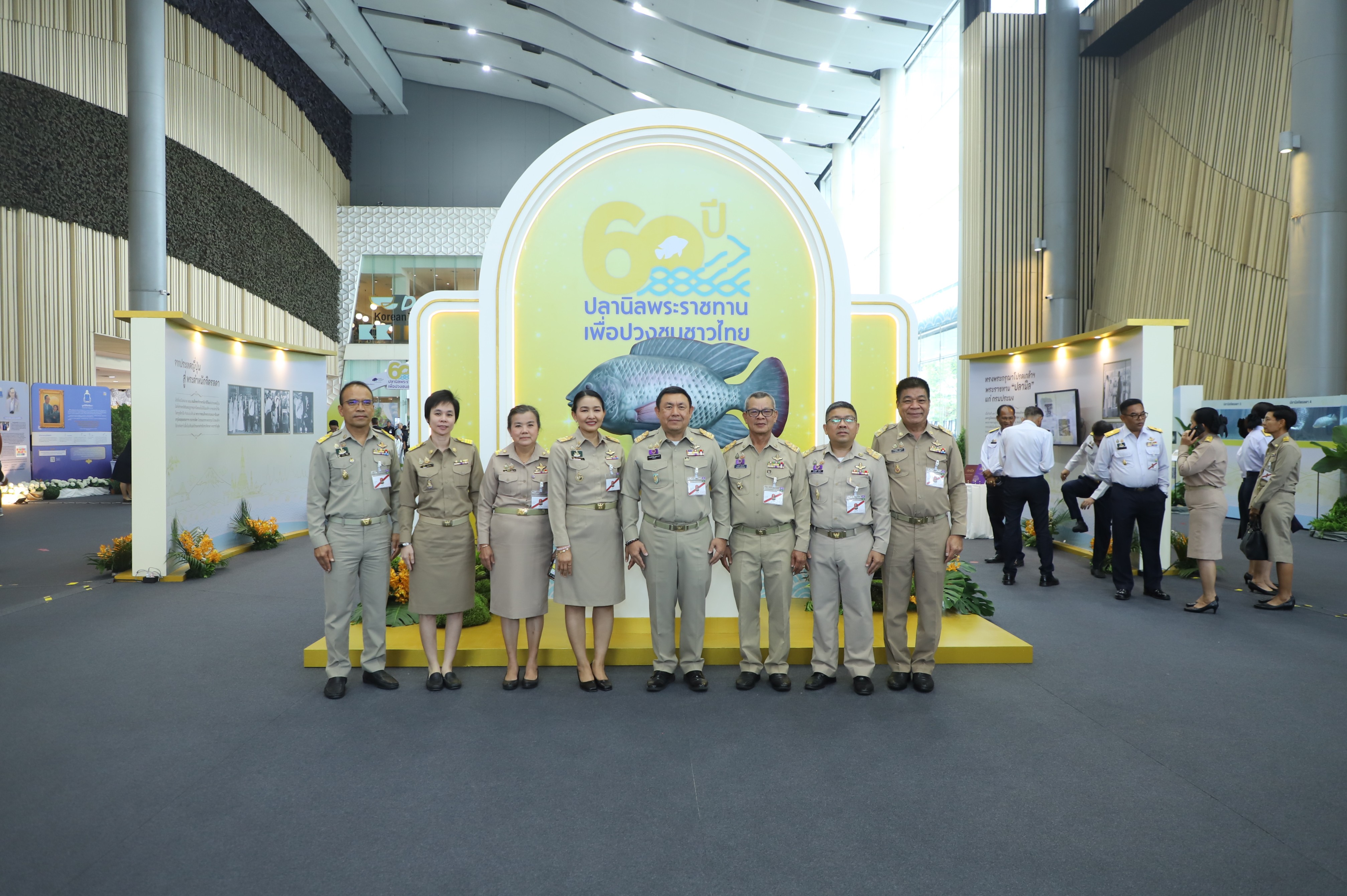 title - เลขาฯ ส.ป.ก. เฝ้ารับเสด็จ สมเด็จพระกนิษฐาธิราชเจ้า กรมสมเด็จพระเทพรัตนราชสุดาฯ สยามบรมราชกุมารี ทรงเป็นองค์ประธานเปิดงาน 60 ปี ปลานิลพระราชทาน เพื่อปวงชนชาวไทย